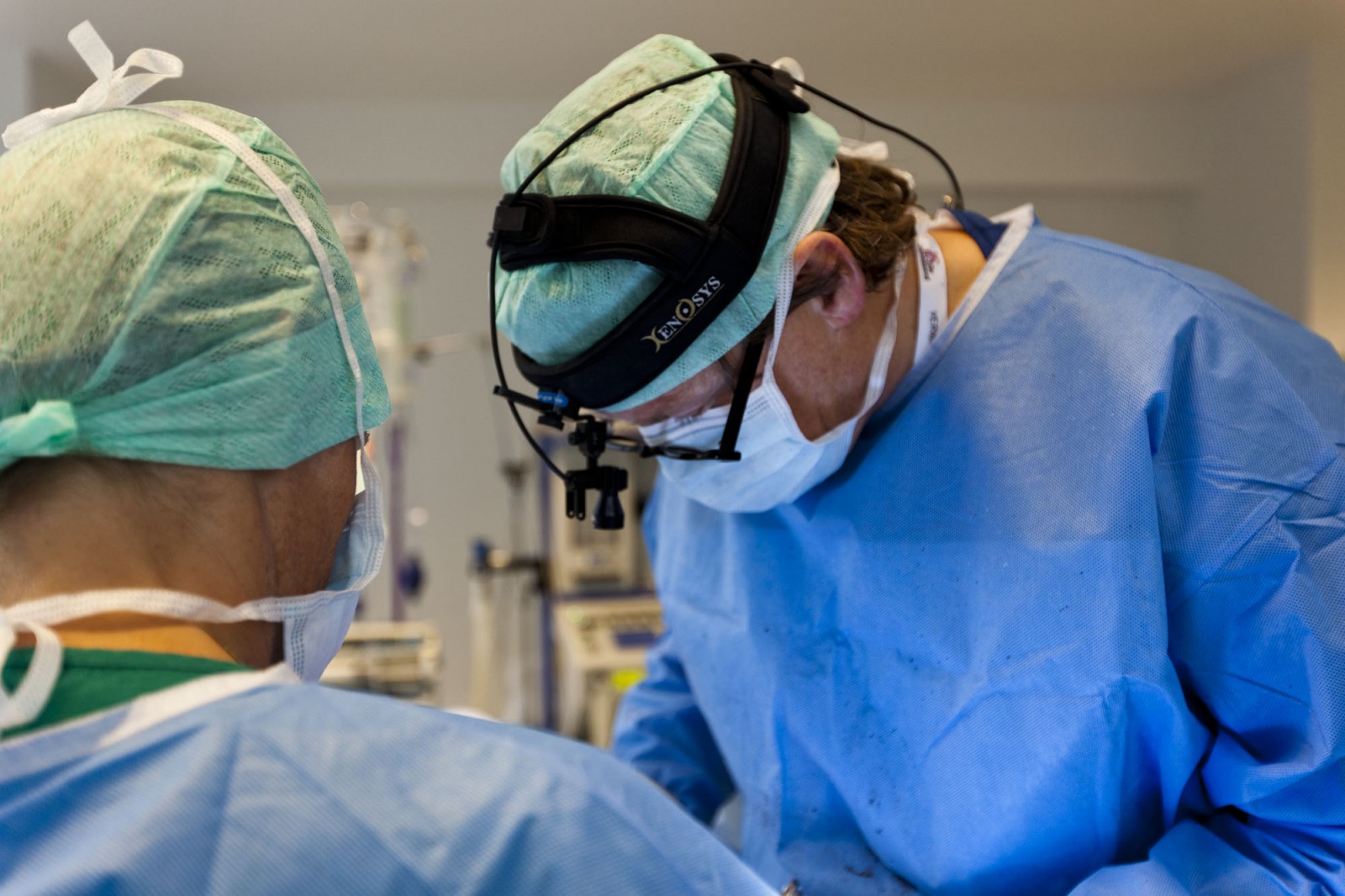 Dr. Bart van de Ven en assistent-verpleegkundige tijdens de operatie in o2 Clinic.